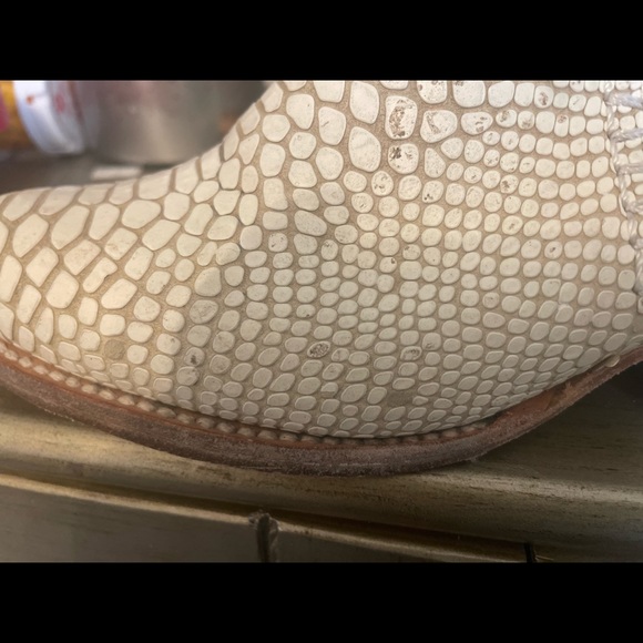 It has some peeling on the side look at the pictures - Picture 4 of 7